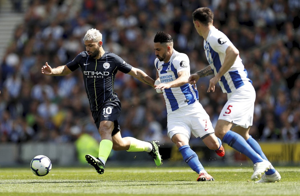 Útočník Manchesteru City Sergio Agüero uniká obraně Brightonu