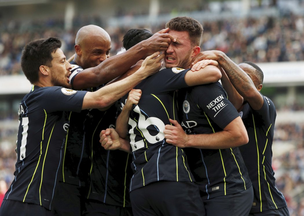 Radost fotbalistů Manchesteru City po gólu v Brightonu