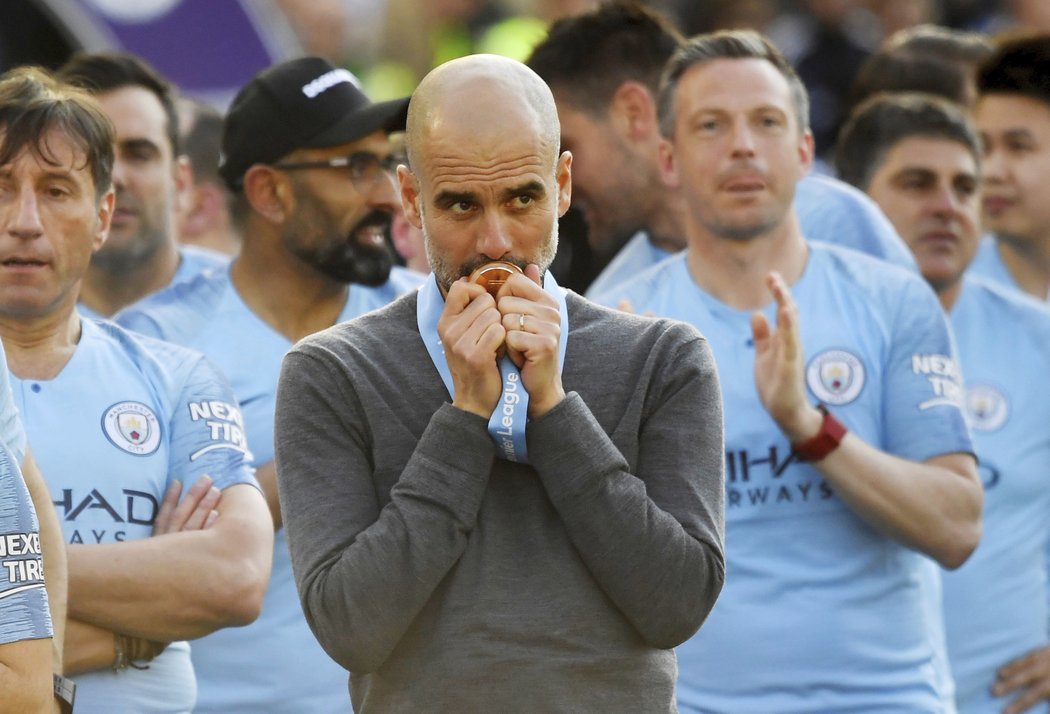 Trenér Manchesteru City Pep Guardiola s mistrovskou medailí