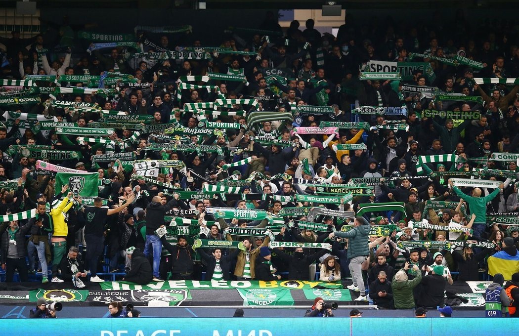 Fanoušci Sportingu Lisabon na stadionu Manchesteru City