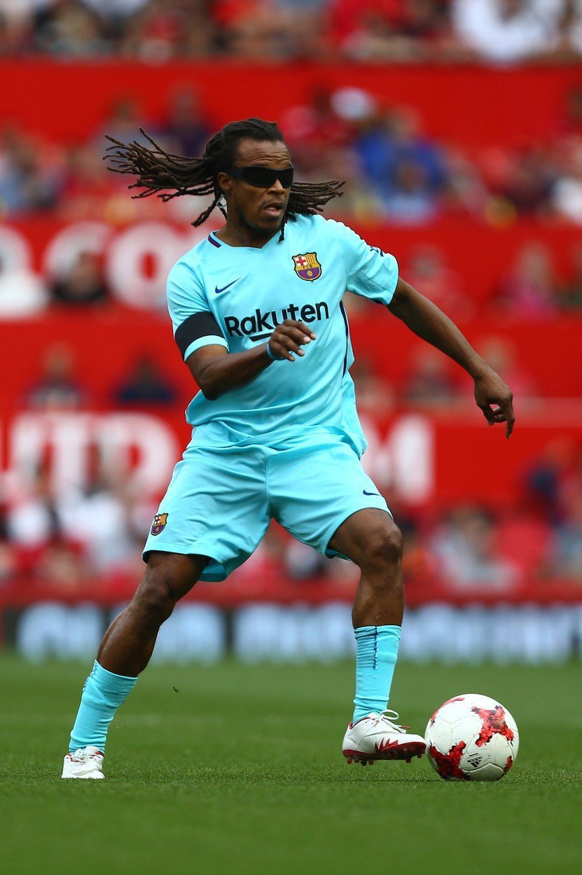 Edgar Davids v dresu Barcelony při exhibici na stadionu Manchesteru United