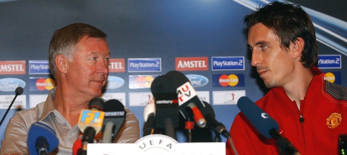 Trenér Manchesteru United Alex Ferguson před zápasem se Spartou v Lize mistrů v roce 2004