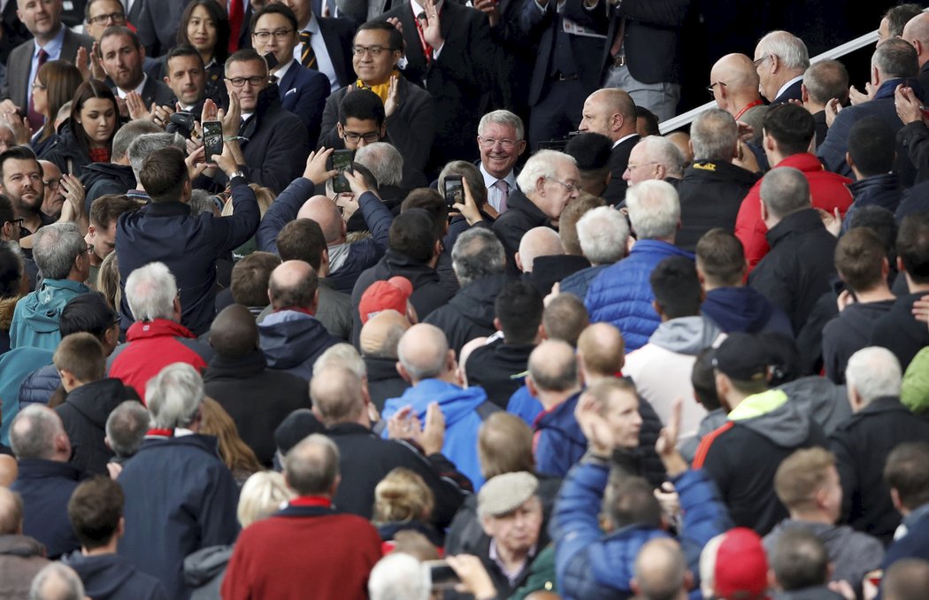 Legendární trenér Manchesteru United Alex Ferguson je zpátky na tribuně