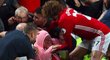 Marouane Fellaini pomáhal fanynce natlačené na bariéru při oslavách gólu Manchesteru United