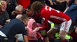 Marouane Fellaini pomáhal fanynce natlačené na bariéru při oslavách gólu Manchesteru United