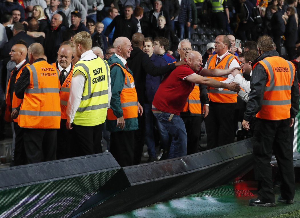 Oslavy vítězného gólu Manchesteru United jeho fanoušky pořádně rozvášnila