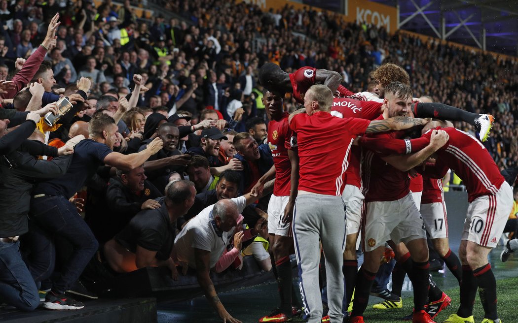 Pořádně bouřlivé oslavy gólu Manchesteru United přišly až v nastavení zápasu na půdě Hullu