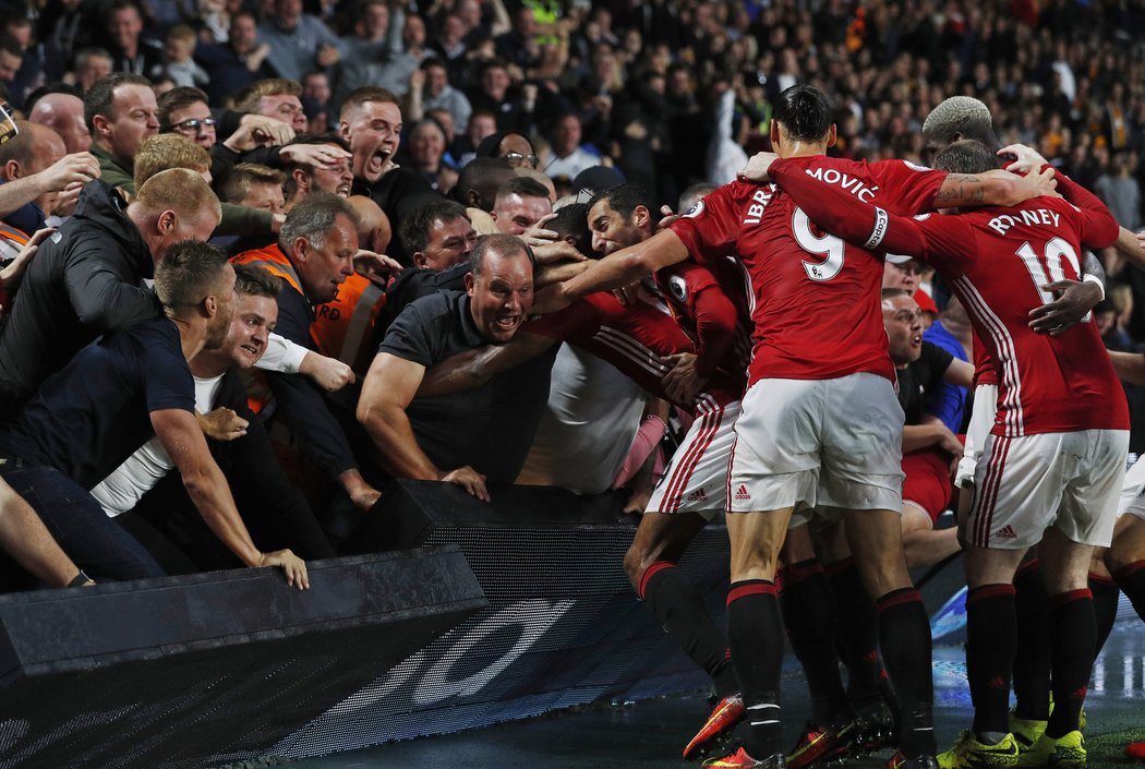 Pořádně bouřlivé oslavy gólu Manchesteru United přišly až v nastavení zápasu na půdě Hullu