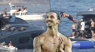 Šílený Zlatan skákal z obří jachty! Prsatá přítelkyně v bikinách trnula strachem