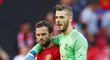 Záložník Juan Mata a brankář David de Gea po vítězství Manchesteru United nad Leicesterm