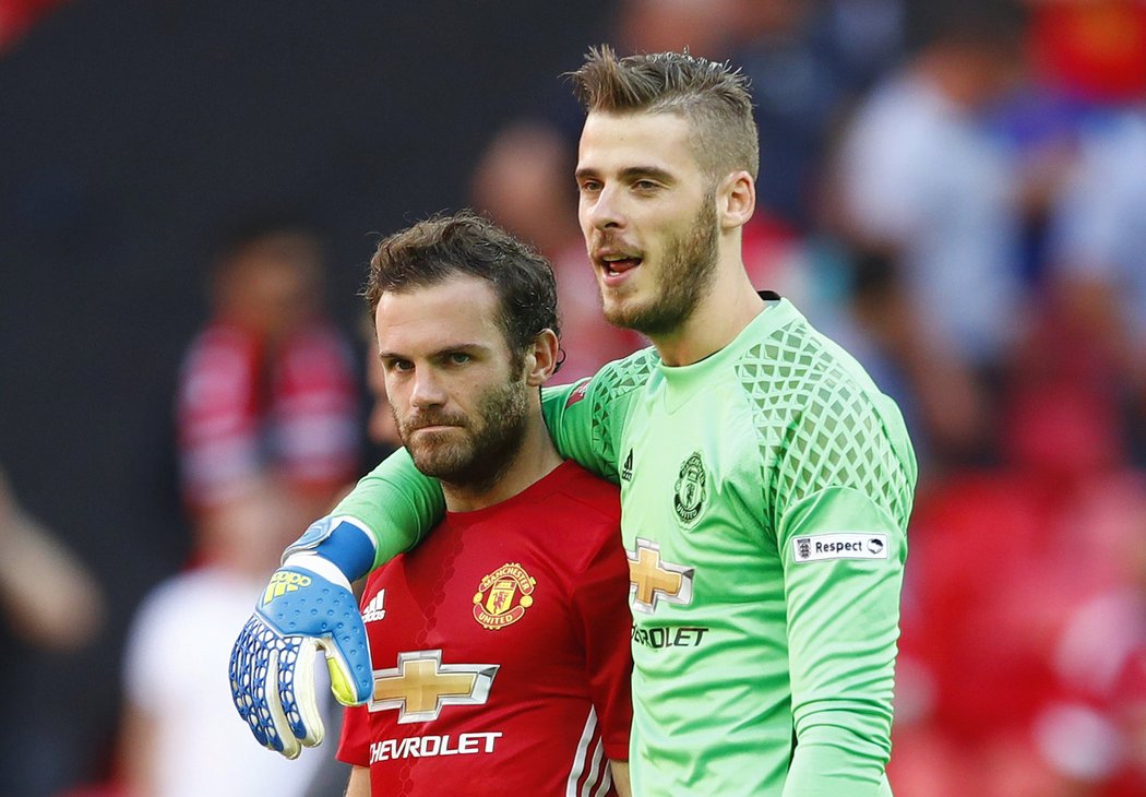 Záložník Juan Mata a brankář David de Gea po vítězství Manchesteru United nad Leicesterm