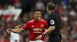 Hvězdný záložník Manchesteru United Alexis Sánchez v diskuzi s rozhodčím