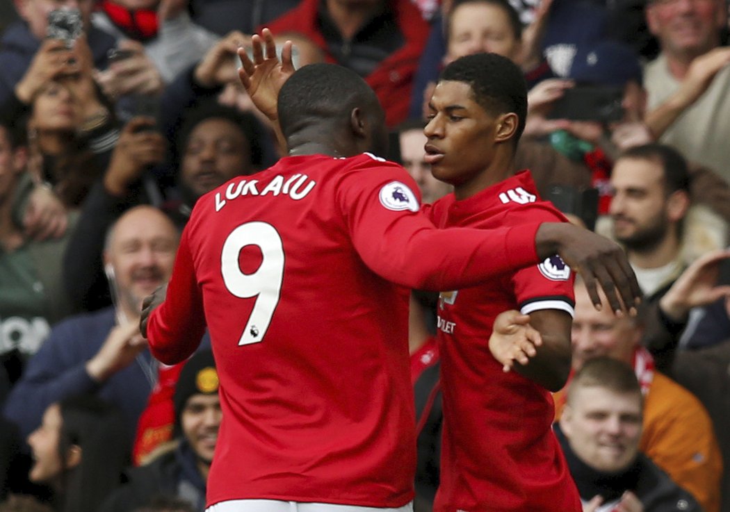 Romelu Lukaku a Marcus Rashford slaví po gólu Manchesteru United proti Liverpoolu