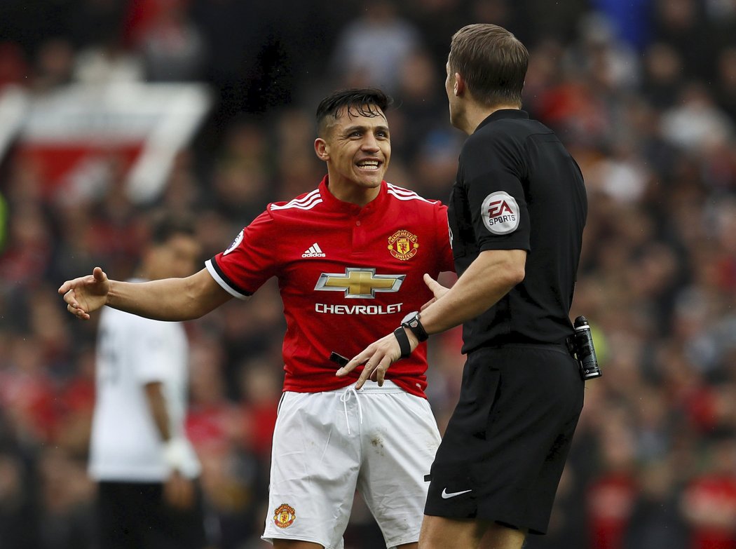 Hvězdný záložník Manchesteru United Alexis Sánchez v diskuzi s rozhodčím