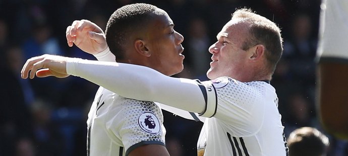 Anthony Martial přijímá gratulaci od Wayna Rooneyho, United zvítězili v Burnley