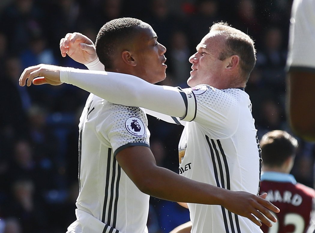 Anthony Martial přijímá gratulaci od Wayna Rooneyho, United zvítězili v Burnley