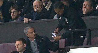 Mourinho skončil po hádce na tribuně. Pak posílal papírky, hrozí mu trest