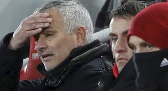 United se řítí do pekla. Trenér Mourinho chybuje, ale nejede v tom sám