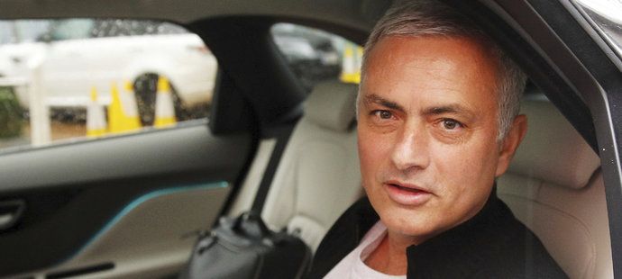 José Mourinho opouští svůj hotel v Manchesteru po konci v United