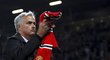 Trenér Manchesteru United José Mourinho děkuje fanouškům po porážce s Tottenhamem