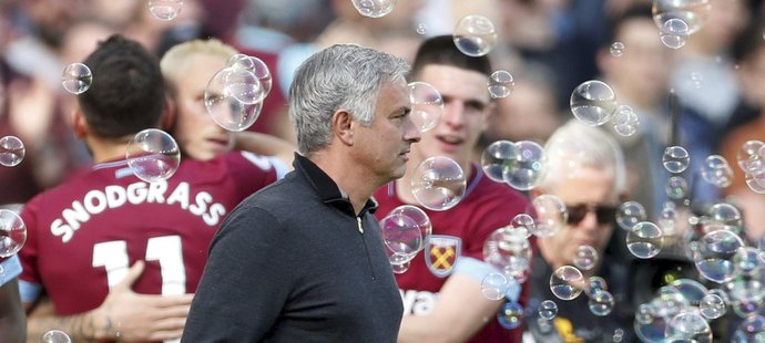 Radost West Hamu, další starosti pro Josého Mourinha po porážce Manchesteru United