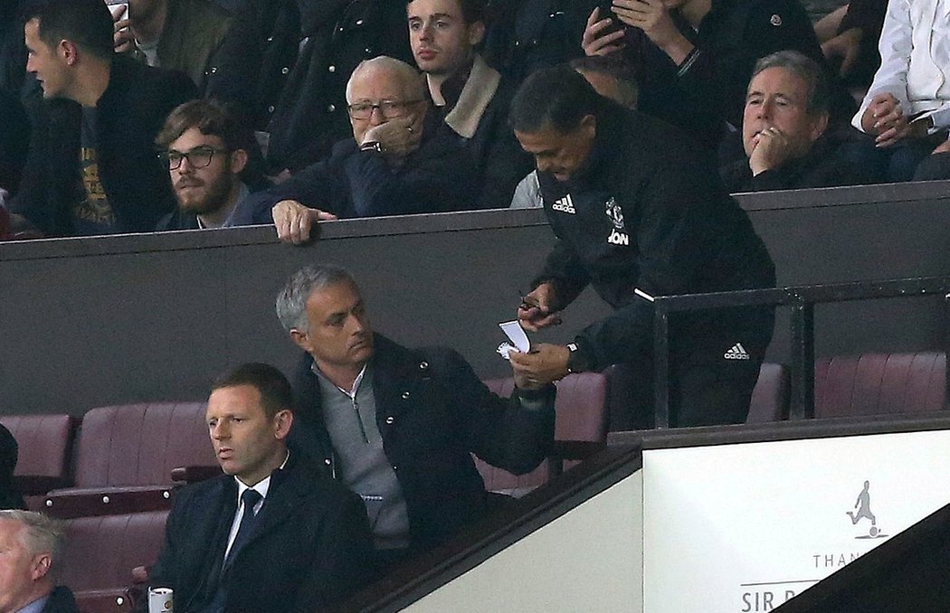 Trenér Manchesteru United José Mourinho posílá z lóže pokyny svým asistentům