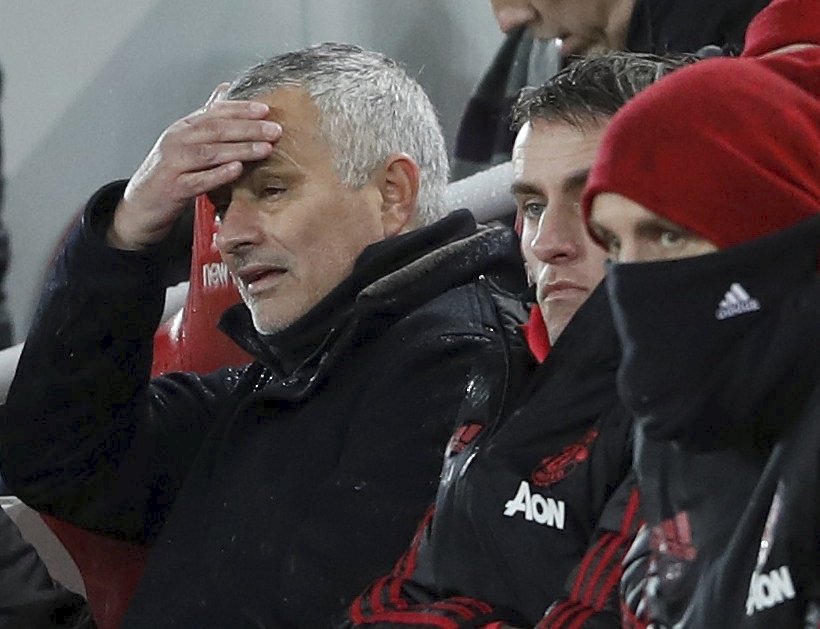 Trenér Manchesteru United José Mourinho při porážce na stadionu v Liverpoolu