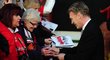 Trenér Manchesteru United David Moyes rozdává podpisy