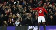 Paul Pogba slaví s fanoušky vítězný gól proti Middlesbrough