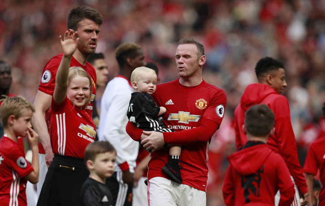 Útočník Manchesteru United Wayne Rooney s rodinou po posledním ligovém utkání v sezoně