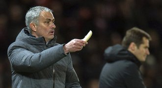 Mourinho perlil. Máme hodně nepřátel, řekl a oloupal banán pro obránce