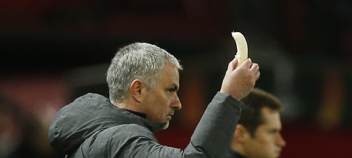 Trenér Manchesteru United José Mourinho poslal banán pro obránce Marcose Roja