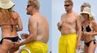 Bývalý brankář Manchesteru United Peter Schmeichel se předvedl na pláži v St. Tropez. Podařilo sem u chytit manželčin rozkrok.