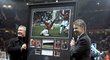 Ocenění pro Ole Gunnara Solskjaera za jeho hráčskou kariéru v Manchesteru United. Památeční obraz mu předal legendární trenér Alex Ferguson.