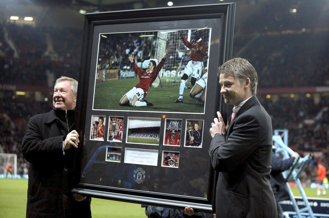 Ocenění pro Ole Gunnara Solskjaera za jeho hráčskou kariéru v Manchesteru United. Památeční obraz mu předal legendární trenér Alex Ferguson.