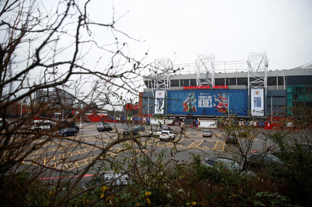 Stadion Manchesteru United, klub se potýká s vlnou nakažených