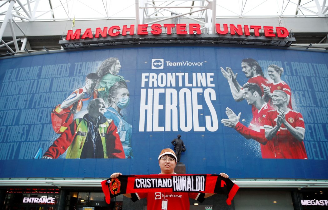 Stadion Manchesteru United, klub se potýká s vlnou nakažených