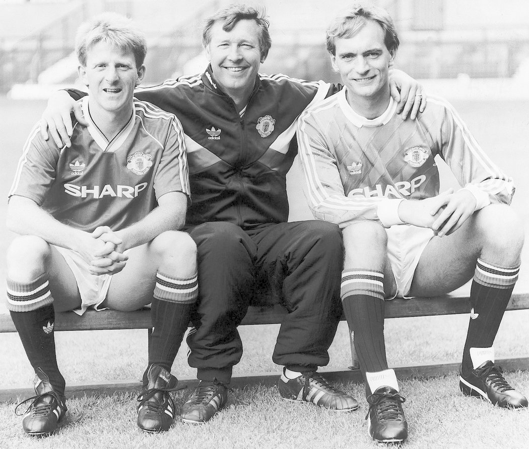 Gordon Strachan, Alex Ferguson a Jim Leighton v Manchesteru United na snímku z roku 1987