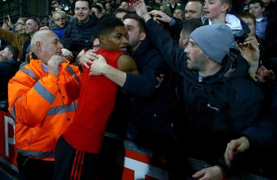 Fanoušci objímají útočníka Manchesteru United Marcuse Rashforda poté, co jim dal svůj dres