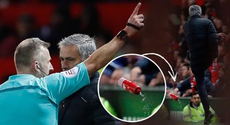 Mourinho na tribuně. Kopl do lahve zbytečně, Pogba opravdu filmoval