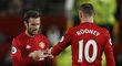 Juan Mata předává kapitánskou pásku Waynu Rooneymu