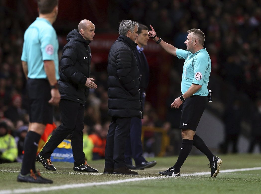 Rozhodčí právě vykazuje trenéra Manchesteru United Josého Mourinha na tribunu