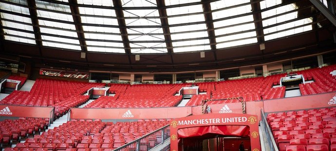 Tunel, který vede k šatnám týmů na stadionu Manchesteru United. Právě tam se odehrál incident po derby s Manchesterem City.