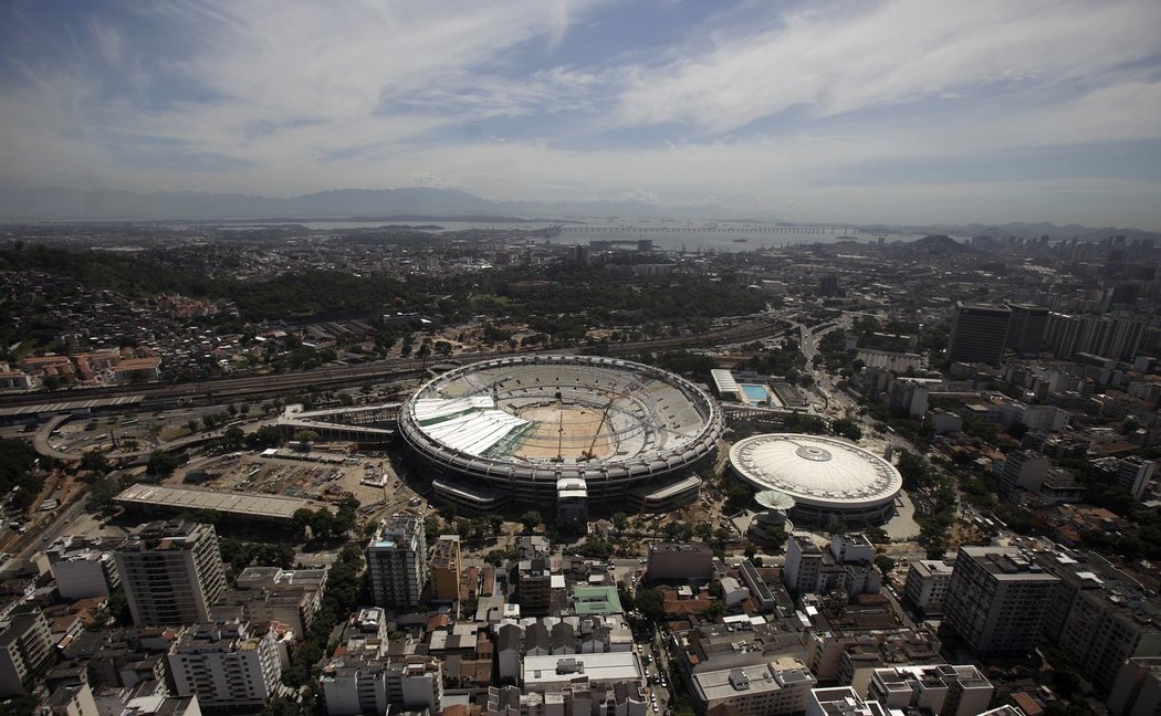 Pohled z výšky na stadion Maracaná v Rio de Janeiru, který bude hostit MS 2014