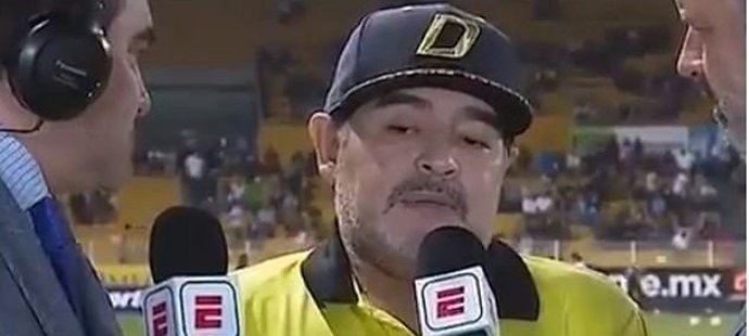 Diego Maradona při rozhovoru s mexickými reportéry