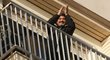 Diego Maradona tleská fanouškům z hotelového balkonu