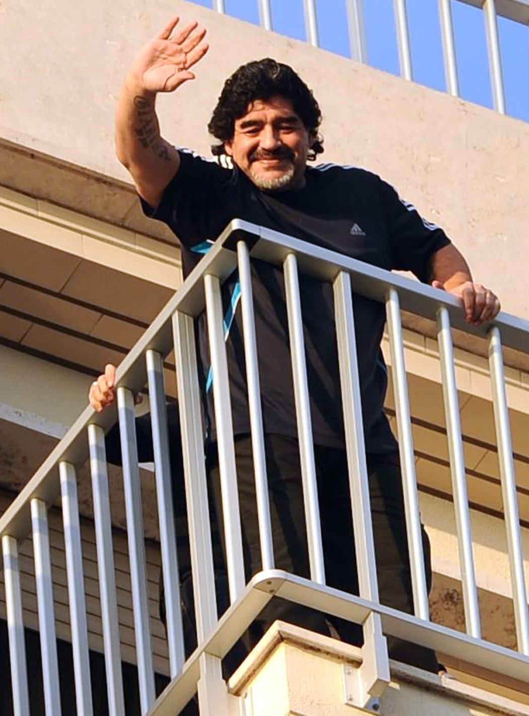 Stále je nedotknutelný! Diego Maradona mává fanouškům Neapole.