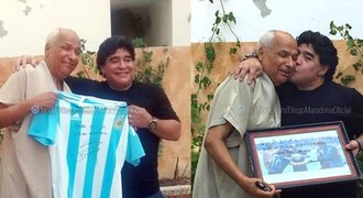 Maradona potkal sudího, co mu uznal boží ruku: Můj věčný příteli!