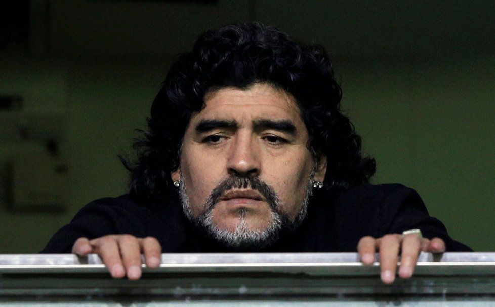 Diego Maradona sleduje v roce 2011 zápas Bocy Juniors v Buenos Aires