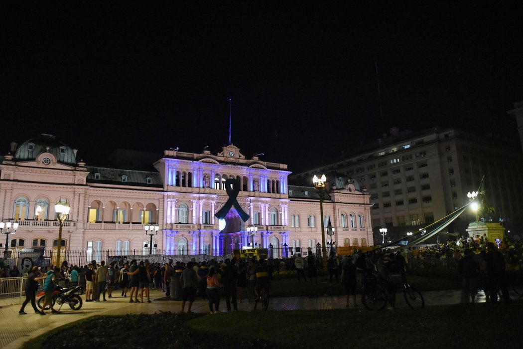 Fanoušci se scházeli před prezidentským palácem v Buenos Aires, aby se poklonili památce Diega Maradony